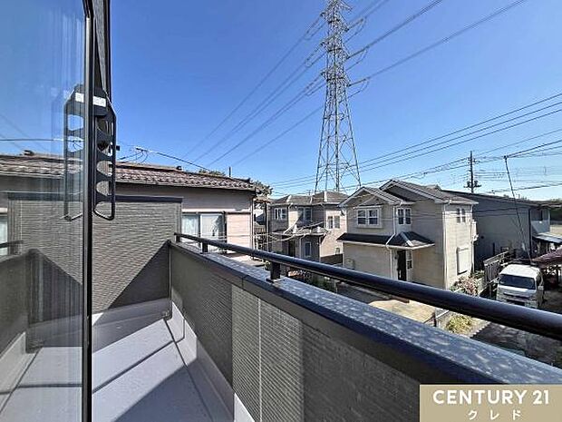 バルコニーからの眺望です。晴れた日には青い空が広がり、心地よい風を感じながらゆったりとした時間が流れます。