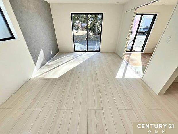 【LDK16帖】掃き出し窓からの陽光が優しく包み込むリビングは奥行きのある16帖超。一体感があり、家族とのつながりが深まります。