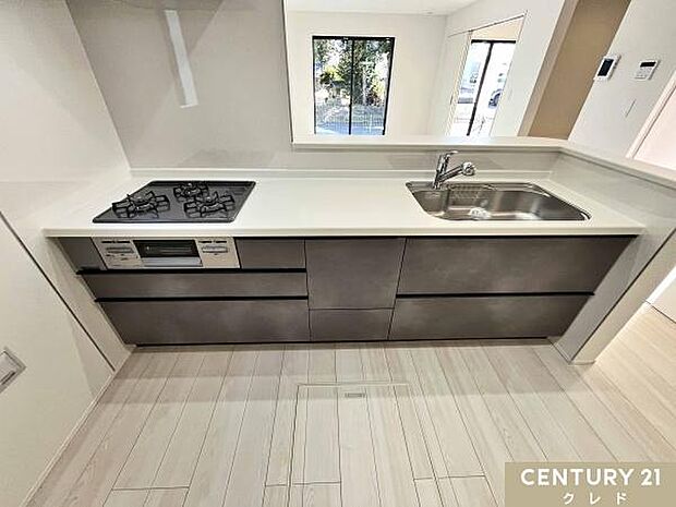 リビングとつながる対面スタイルで、調理中も家族と会話がしやすいレイアウト。お子様の様子を見守りながら料理が楽しめます!