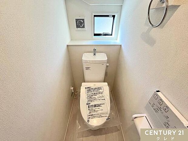 快適性と衛生面を兼ね備えたTOTO製ウォシュレット機能付きトイレ!窓付きで換気しやすく、清潔感が保てます。