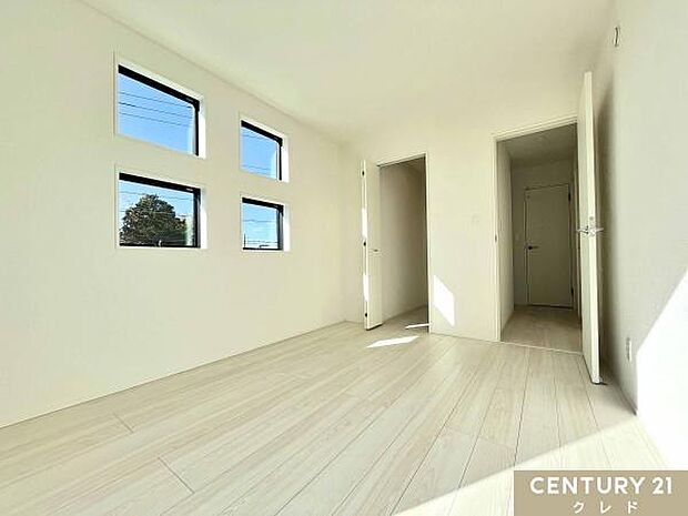 【洋室6帖】白を基調とした清潔感のある内装。4つの小窓がデザインのアクセントになっており、日当たりも良好です。