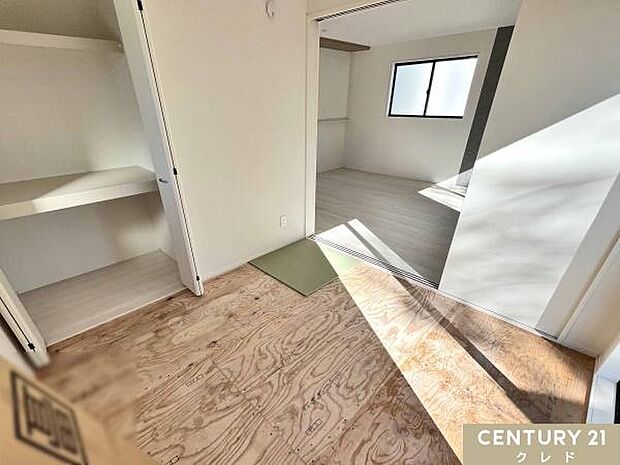 【和洋室4.5帖】家事をしながらお子様の見守りができるので、お昼寝や遊びのスペースとしてもピッタリ!くつろぐスペース、客間など多目的に活用できます。