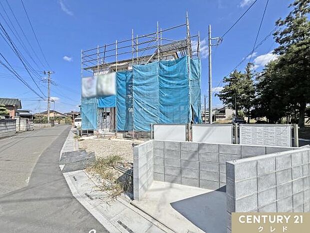 南東側6.1ｍ×西側5.7ｍに面した角地！陽当たり通風良好な開放的な立地です！スーパーやコンビニ等の商業施設も徒歩圏内に揃い暮らしやすい住環境！周辺環境も含めてご案内致します！