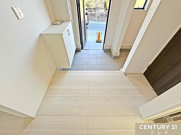 お出かけ前の身だしなみチェックに便利な姿見鏡付きシューズボックス。小窓からの採光もあり、いつでも明るく気持ちの良い玄関です。