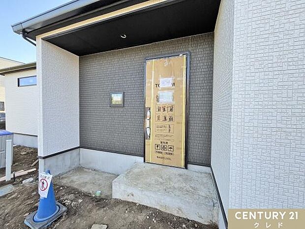 玄関にはドアが付いていました。室内では壁紙、床材、設備機器取り付けなど、室内の細かい作業を行っています。