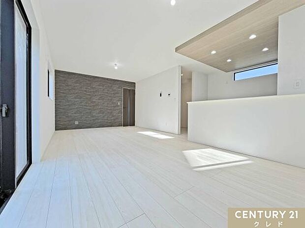 【LDK19帖】アクセントクロスが空間に彩りを加え、全体が引き締まります。家具の配置がしやすく、レイアウトも楽しめます。