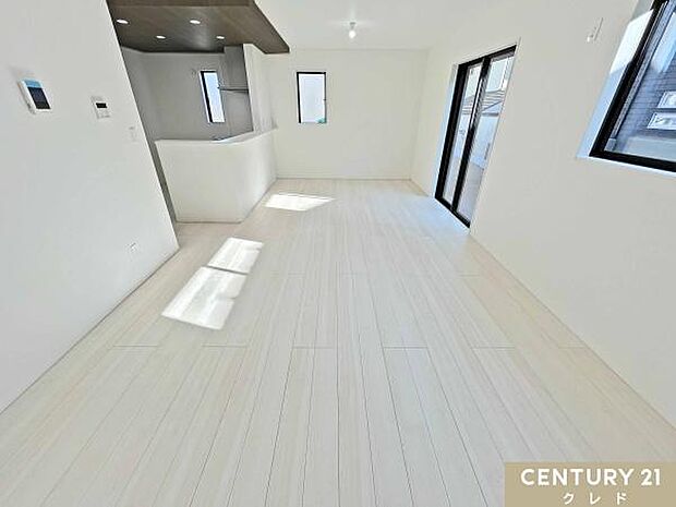 【LDK19帖】開放感に満ちたオープンなワンフロア。3面採光で陽当り・通風良好！広々した快適な空間でご家族との時間を育むことができます。