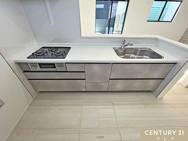 リビングにいる家族の様子を見守りながらお料理ができる対面式キッチン！カウンターからダイニングへのお食事の受け渡し・片づけがスムーズ。