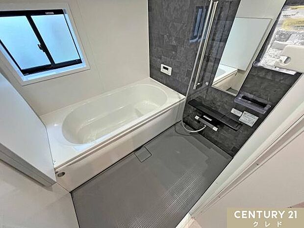 一日の疲れを癒やすバスルームはシックで落ち着いた空間。ステップ付きで、半身浴を楽しんだり、お子様の入浴時の腰掛けとしても便利です。