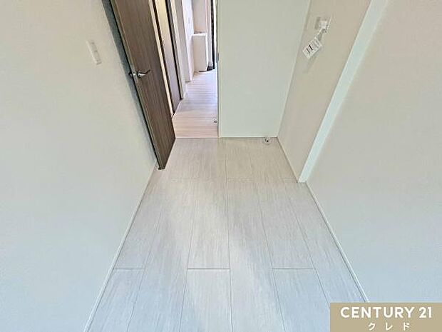 【ランドリールーム】洗面室と分かれたランドリースペースがあるので急な来客時も安心。洗濯機置き場もしっかり確保されています。