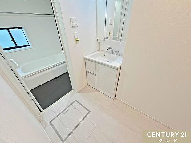 ヘアスタイルなども確認しやすい三面鏡化粧台！鏡の裏には収納が備わっているので、散らかりがちな水回りをスッキリと維持できます。