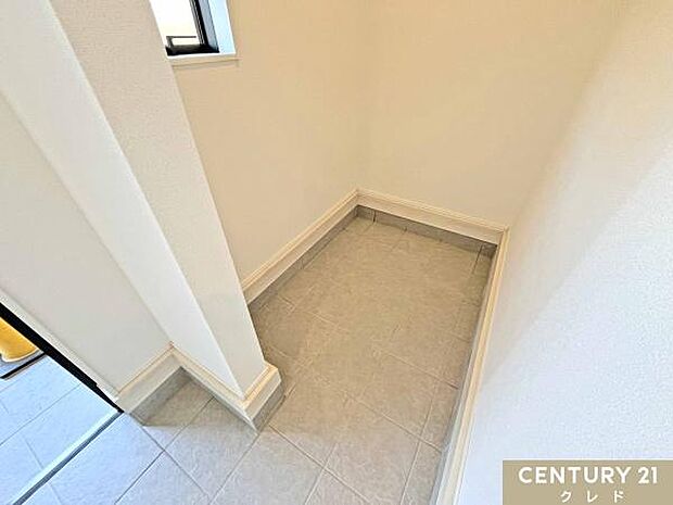 【シューズクローク】傘やベビーカーなどの外用品、雨の日は自転車も収納できます。玄関周りをすっきりと保ち、気持ちの良い毎日をスタートできます。