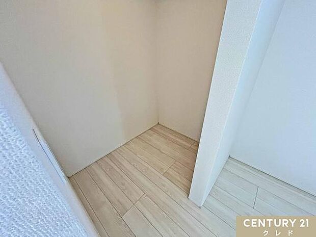 【パントリー】キッチン横にパントリー！置きたいものに合わせて収納ラックを選んだり、背の高い掃除用具を置いたりと、自由度が高く使い勝手も良好！