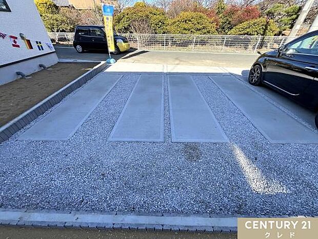 並列3台駐車可能！複数台所有される方や来客の多いご家庭も安心です。オープン外構の直線アプローチで入出庫がスムーズです。