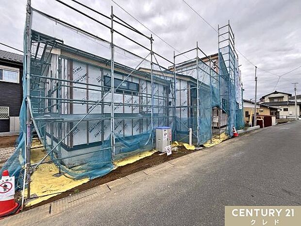 建物を雨水や湿気から守る防水シートの施工中。これにより、カビや腐食を防ぎ、家を長持ちさせます。