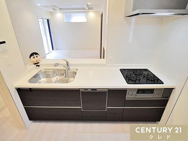 食洗機、3口ガスコンロ、グリルとあったら嬉しい設備が揃ったシステムキッチン。同時調理で効率よく食事の支度ができ、食後はスイッチ一つで洗浄・乾燥。家事時間を短縮し、家族との時間を増やせます