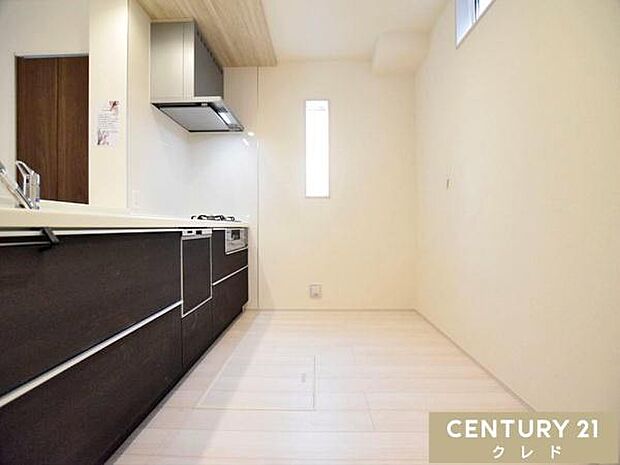 キッチンは大人2人が並んでもゆとりのある広さで、毎日の家事の時間も快適に。お子さまの「やってみたい！」にも、笑顔で応えたくなる空間です。