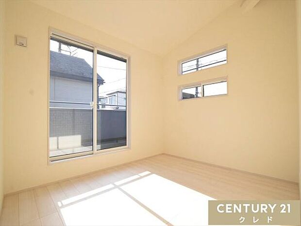 【洋室5.25帖】空間に変化を与える勾配天井がお洒落な5.25帖の洋室。2面採光で陽当たりも良く、プライベートな時間をゆったりと過ごせる心地よいお部屋です。