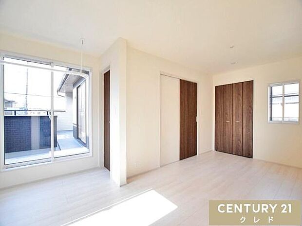 【洋室5.25帖+6帖】約11.25帖の大空間として、間仕切りで2つの個室として使えるフレキシブルな設計。お子様の成長やライフスタイルの変化に合わせて柔軟に使い分けることができます。