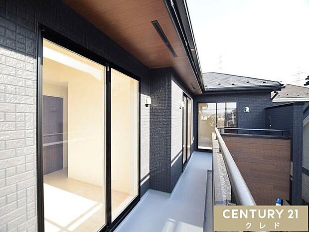 3部屋から出入り可能なL字型ワイドバルコニー。南西向きで陽当たりが良く、洗濯物もたっぷり干せます。