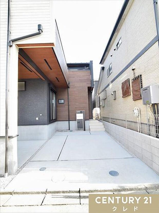 L字に2台駐車可能（車種による）毎日の通勤やお子様の送り迎えなど、車移動がメインの方にも嬉しいですね。