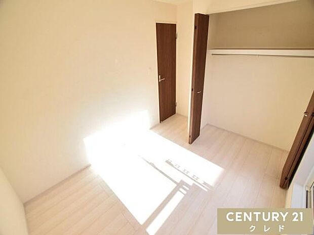 【洋室5帖】明るい陽射しが心地よい5帖の洋室。クローゼット完備で衣類や荷物をすっきり収納でき、居住スペースを広く使えます。