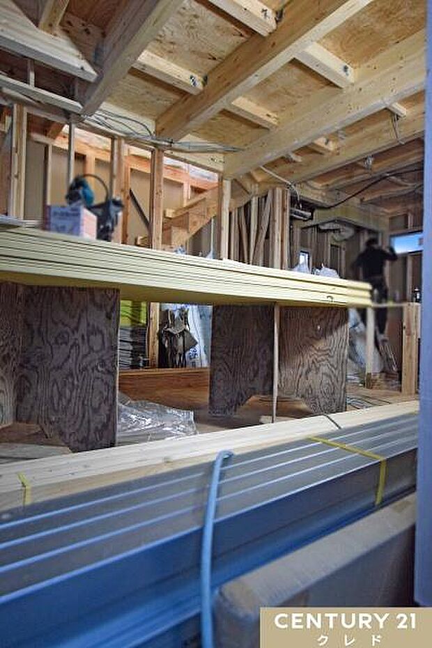 柱や梁などのお家の主要な部分が組まれ、段々とお家の形が出来上がってきました!
