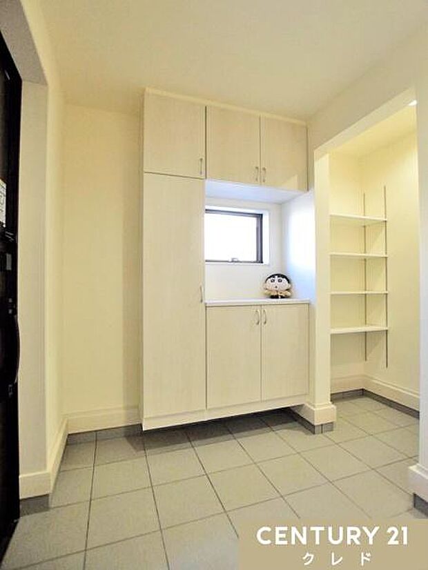 靴箱に加え、土間続きのシューズクロークを完備しました。可動棚付きで、ブーツや長靴、外遊びの道具などもたっぷり収納可能。玄関をいつもスッキリと保てる、機能的な設計です。