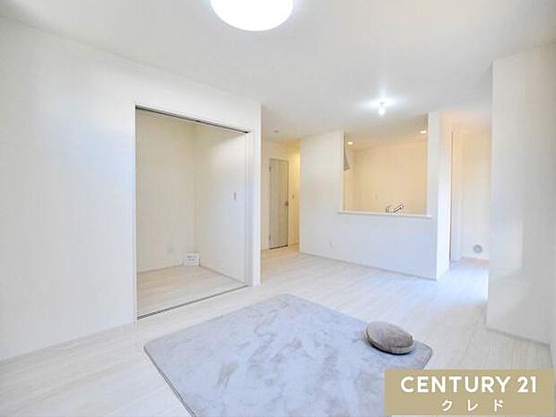 【LDK18帖】お料理中も会話が弾む対面式キッチンを採用したLDK18帖。リビング横のストレージルームと合わせれば、さらに開放的な空間が広がります。