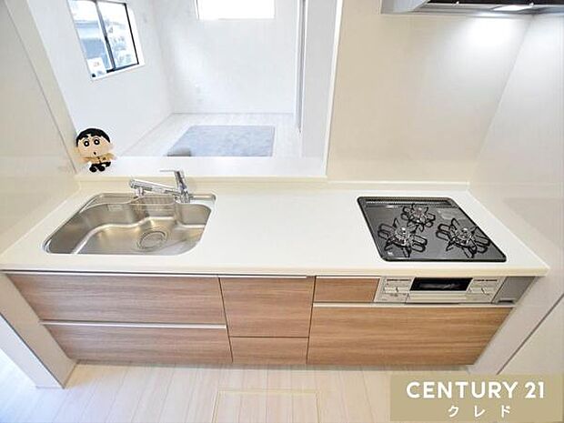 リビングで遊ぶお子さまを見守りながら調理ができる、安心の対面式キッチン。清潔感あふれる空間で、毎日の家事も楽しくなりそうです。