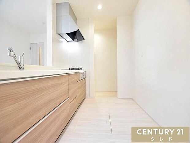 キッチンは大人2人が並んでもゆとりのある広さで、毎日の家事の時間も快適に。お子さまの「やってみたい！」にも、笑顔で応えたくなる空間です。