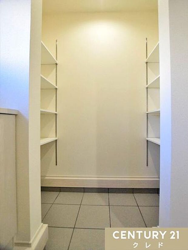 【シューズクローク】高さ調整可能な可動棚付きのシューズクローク。家族全員の靴はもちろん、ベビーカーやゴルフバッグなどの大きな荷物もすっきり収納できます。