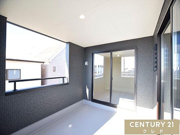 南西向きで陽当たり・通風良好な、広々インナーバルコニー。椅子を置いてくつろいだり、プランターでガーデニングを楽しんだりと、多目的に使えるゆとりの空間です。