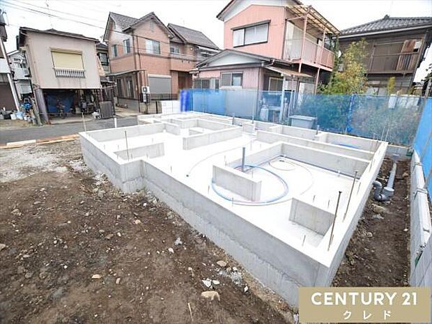 現在は基礎工事中です。床一面と立ち上がりを鉄筋コンクリートで施工し、地震に強い基礎を造ります。