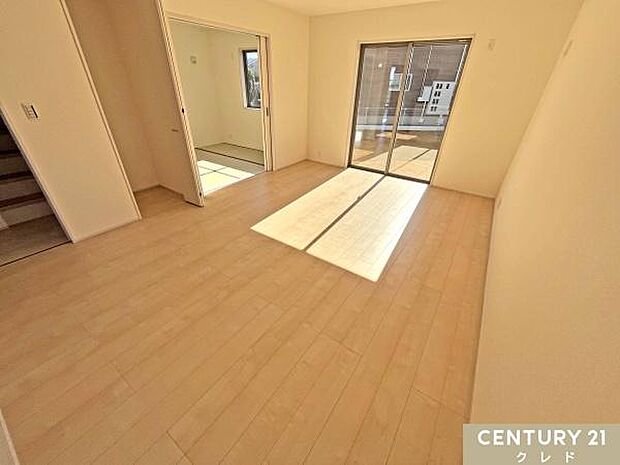 【LDK16帖】となりの和室に続く引戸を開放すれば計20帖超の一体空間に。来客時やキッズスペースなどにも柔軟対応します。