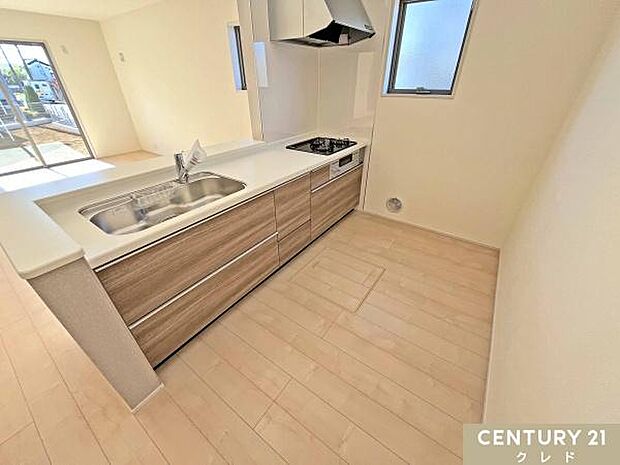 収納豊富なシステムキッチンは動線にゆとりを作り、住空間を広く確保!キッチンツールなどもすっきりと収納することができ毎日のお料理やお掃除も快適に行うことができます。