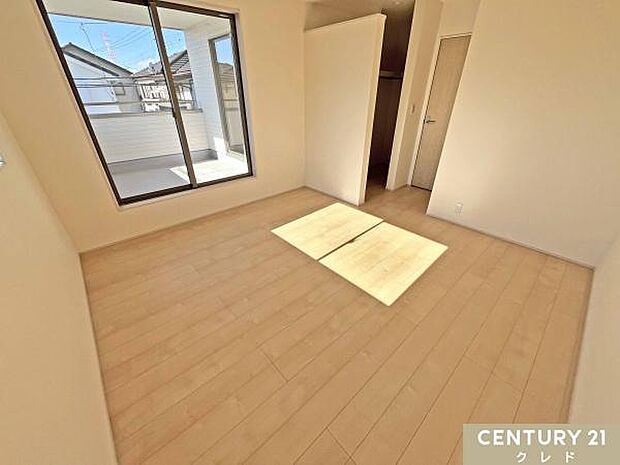 【洋室8.19帖】ウォーキングクローゼットのある室内はゆとりある8帖超。夫婦の主寝室として使用可能です。家具を置いても生活動線にゆとりを作ることができ、快適に過ごすことができます。