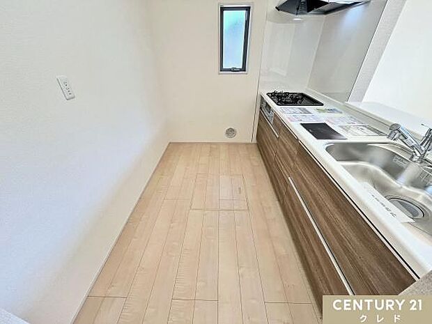 収納豊富なシステムキッチンは動線にゆとりを作り、住空間を広く確保。キッチンツールなどもすっきりと収納することができ毎日のお料理やお掃除も快適に行うことができます。