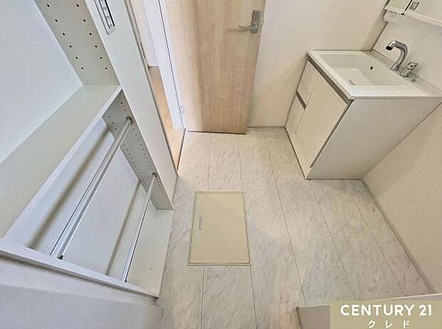 【洗面室内収納】洗面室内には可動棚タイプの収納があります。収納するもののサイズに合わせることができ、家事・生活動線にもゆとりを作ります。※CG加工により残置物を消去しています