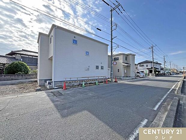 伊草小学校徒歩14分、西中学校徒歩12分。近隣にはスーパーやドラッグストアなど商業施設が充実し、お買い物にも便利な立地です。