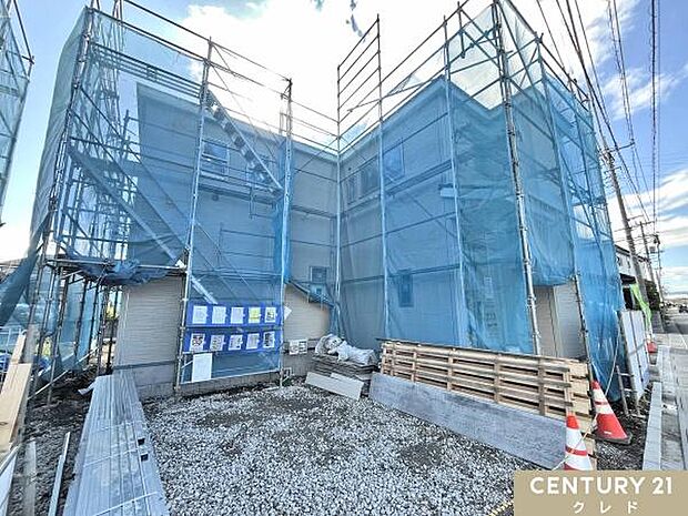 親水性のあるサイディングは、雨で汚れを落とすセルフクリーン機能があるので、きれいを保てます!他にも気になる事ございましたら、お気軽にお問い合わせ下さい!