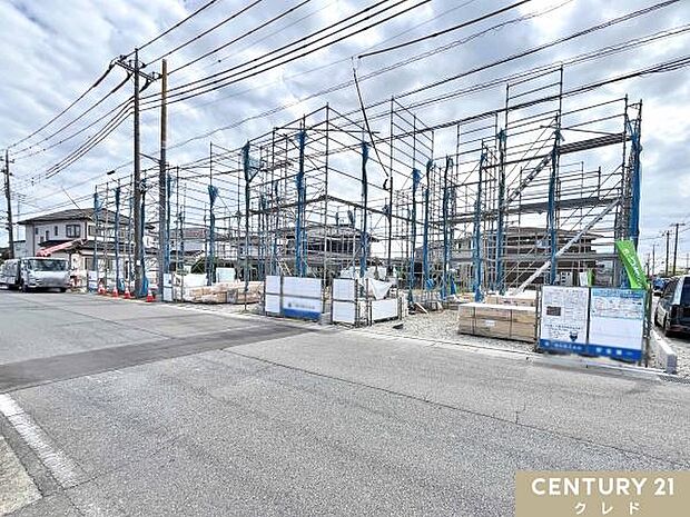 全棟、敷地広々50坪以上に佇む4LDK!並列2台駐車可能です(車種による)