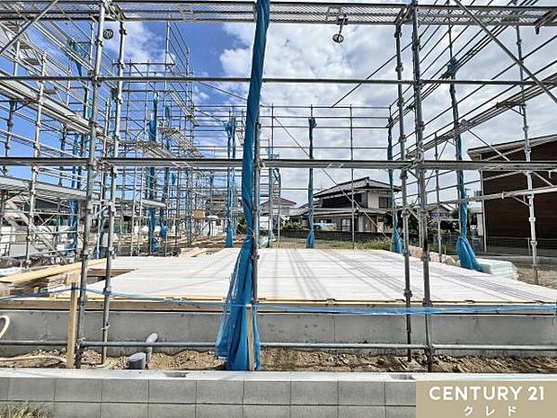 2025年12月上旬完成予定!ベタ基礎工事が完了し「上棟」前の段取りをしているところです。足場も組まれて建設スタートです!