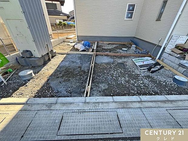 前面道路は北西側8.8m。お車の出し入れやすれ違いもスムーズに行えます。