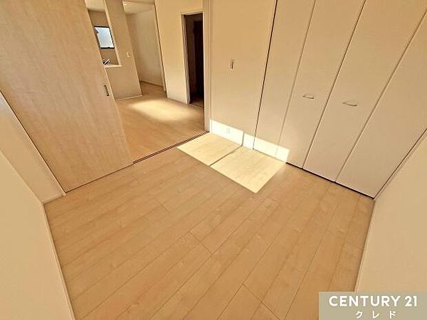 【洋室4.5帖】リビングと合わせて20帖超のゆとりのフロアとしても使える自由度の高い間取り。幅広いご家族のライフスタイルにフィットします。