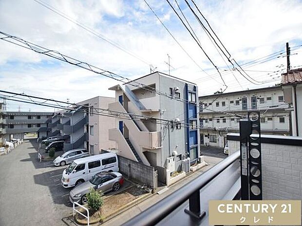 バルコニーからの眺望です。陽当りの良い住宅街エリアは、日々の家事や勉強の合間にもほっと一息つくことができます。