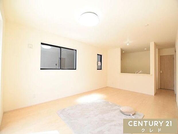 【LDK17帖】家具を置いてもゆとりを感じられる広さ。お好きなインテリアに囲まれた住空間で癒されながら家族との時間を育むことができます。