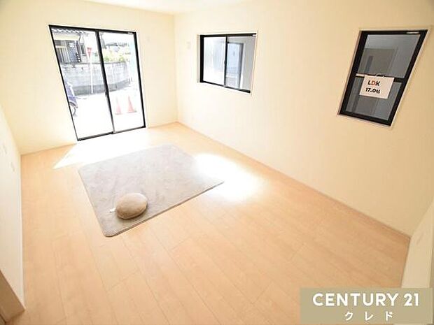 【LDK17帖】南側に開口部を設けたリビングは、明るい光がたっぷりと入る居心地の良い空間。ご家族みんなが自然体で心地良く過ごすことができます。