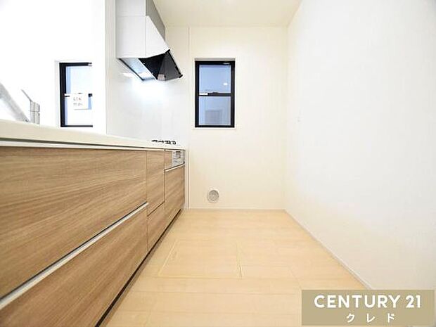 キッチンは大人2人が並んでもゆとりのある広さで、毎日の家事の時間も快適に。お子さまの「やってみたい!」にも、笑顔で応えたくなる空間です。