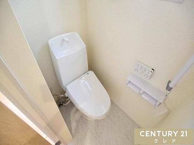 快適性と衛生面を兼ね備えたウォシュレット機能付きトイレ。お手入れもしやすく、清潔な状態を保ちやすいのも魅力です。